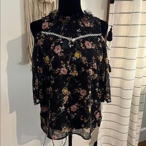 Gimmicks  floral Black Women's Top